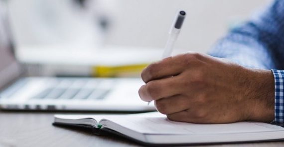 une personne rédige un texte